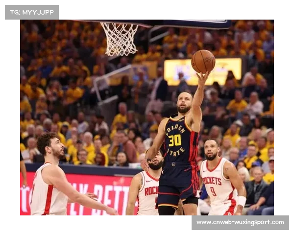 库里无惧防守强硬上篮,高难度进球锁定十佳球 库里无惧防守强硬上篮,高难度进球锁定十佳球